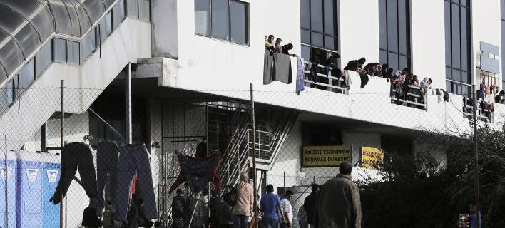 Ελληνικό: Αποπνικτική κατάσταση -Οι μετανάστες σπάνε τα τζάμια στην αίθουσα αφίξεων, δεν αντέχουν τη ζέστη